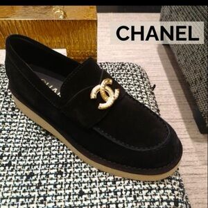 Chanel 25B Suede Loafers CC logo pearls interlocking broche sz 40